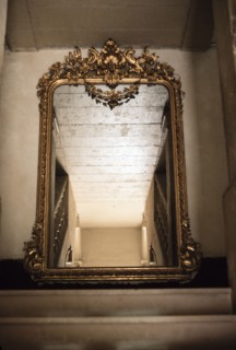 Miroir en haut d'un escalier, France