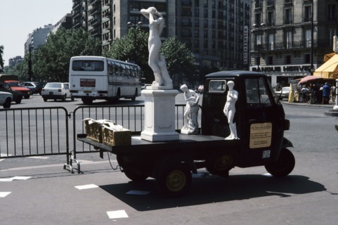 Transport de statues, Place d’Alesia, Paris