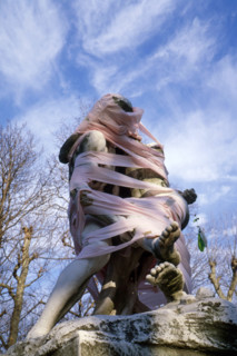 Groupe sculpté "Le Bon Samaritain", recouvert de papier toilette