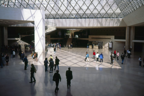 Hall d'accueil placé sous la pyramide du Musée du Louvre.