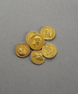 Médailles distribuées aux héros d'armes