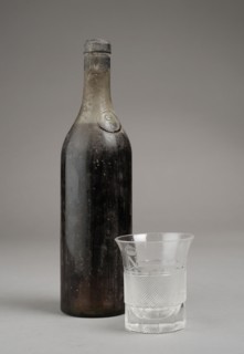 Bouteille de Cognac et verre gobelet