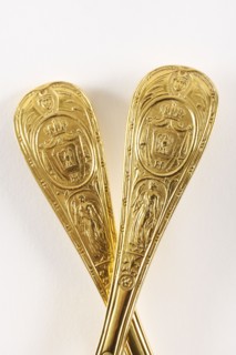 Paire de couverts de table aux armes de la reine Hortense (détail)