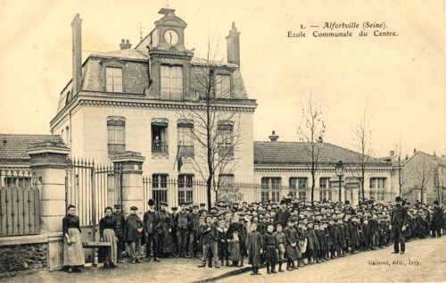 Ecoliers devant leur école d'Alforville