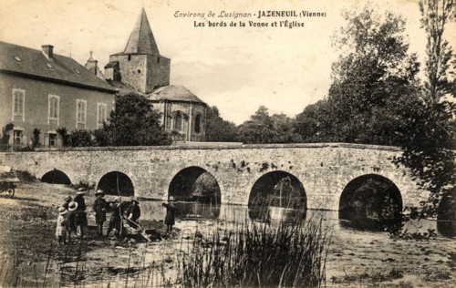 Les bords de la Vienne et l'église
Jazeneuil