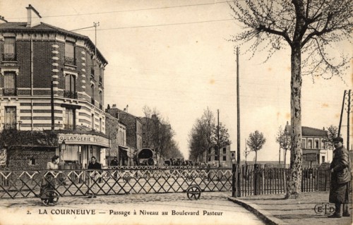 Courneuve,
Level crossing