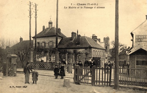 Chars,
Mairie et passage à niveau