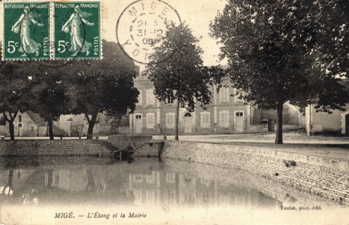 Mige,
Etang et mairie