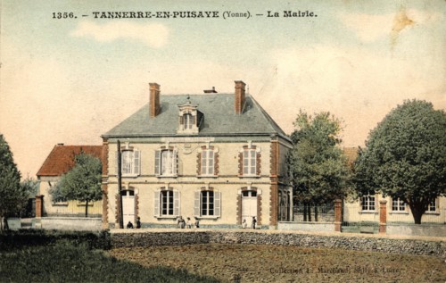 TANNERRE-EN-PUISAYE,
Town hall
