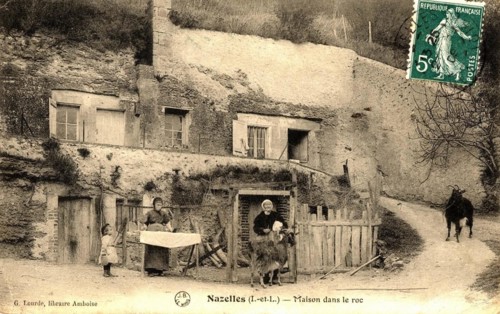 NAZELLES-NEGRON,
Maison dans le roc