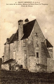 SAINT-BENOIST,
Les restes de la célèbre abbaye de Notre-Dame de Turpenay (forêt de Chinon)