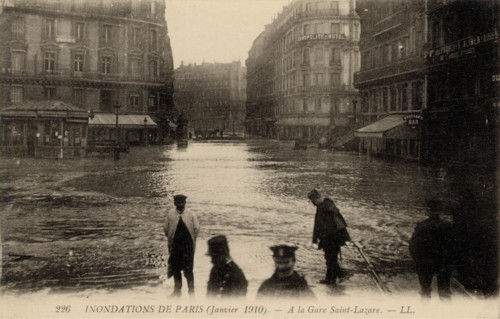 Paris, Inondations devant la Gare Saint-Lazare lors de la grande crue de janvier 1910