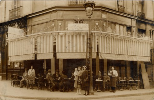 Paris, Café à l'angle de la Rue Amelot et Rue Saint-Sébastien