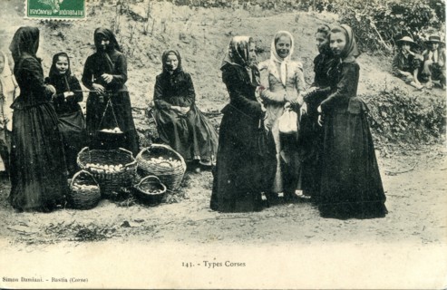 Femmes corses habillées en costume traditionnel