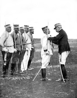 Le général Lyautey fait commandeur de la légion d'honneur le Général Brulard