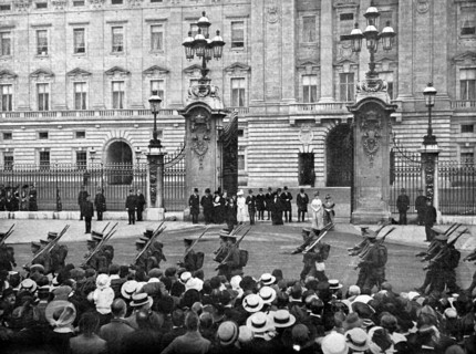 World War I. London: parade of a batallion about to leave for France