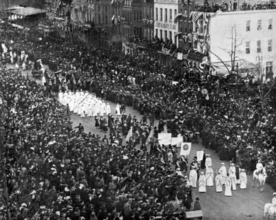 Aux Etats-Unis, défilé de suffragettes, 1913