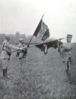 Première Guerre Mondiale. Le général Pétain décore deux drapeaux de la côte 304