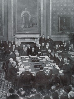 La signature des accords de Locarno dans la salle de Réception du Foreign Office à Londres (décembre 1925)