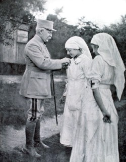 Le général Pétain décore une infirmière ayant participé à la bataille de Verdun, 1917