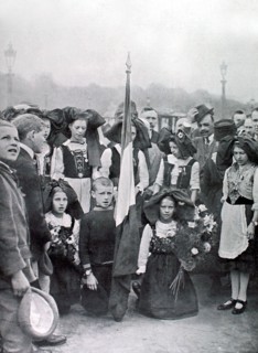Première Guerre Mondiale - Les écoliers alsaciens devant la statue de Strasbourg, place de la Concorde.