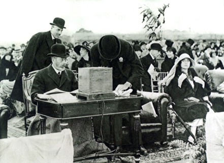 Manoeuvres of the Royal Air Force in Hendon (Middlesex), 1925