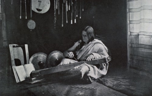 Raymond Duncan mesurant les intervalles harmoniques sur le monocorde de Pythagore (1912)