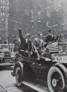 Les aviateurs Costes et Bellonte répondant, dans Broadway, aux acclamations de la foule après le premier Paris-New York par les airs (1930)