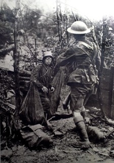 World War I. On the Champagne front, a German soldier surrenders to a Scottish soldier (1918)