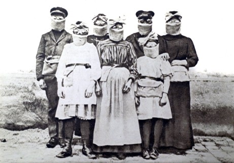 Première Guerre Mondiale. A Reims, une famille portant le masque à gaz (1916)