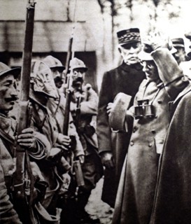 Première Guerre Mondiale. Sur le front de Verdun, le prince Alexandre de Serbie essayant le casque d'un soldat