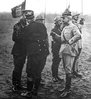 Première Guerre Mondiale. Le général Joffre remet la grande croix de la légion d'honneur au général anglais, sir Lan Hamilton