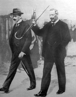 Guillaume II, déchu, se promène dans le village d'Amerongen où il s'est réfugié (1919)