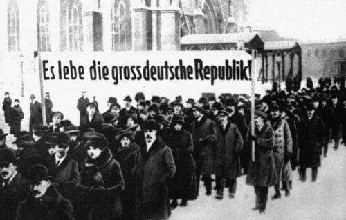 A Vienne, manifestation réclamant l'annexion de l'Autriche par l'Allemagne