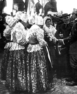 Memorial ceremonies in the ruins of Dixmude (Belgium, 1919)