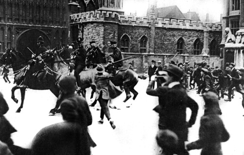In Londres, demonstrators charging the police in front of Westminster Abbey (1919)