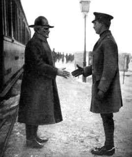 Première Guerre Mondiale. Le roi Albert 1er reçoit le général Pershing sur le front belge