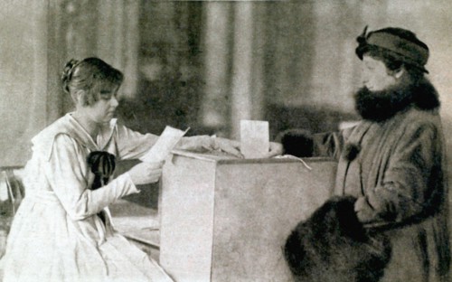 Révolution russe. Première femme votant à l'occasion de l'élection des membres de l'assemblée constituante (1918)