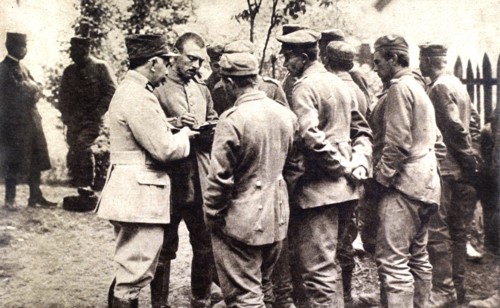 World War I. With the help of a sketch, a captured German junior officer points out the German positions (1915)