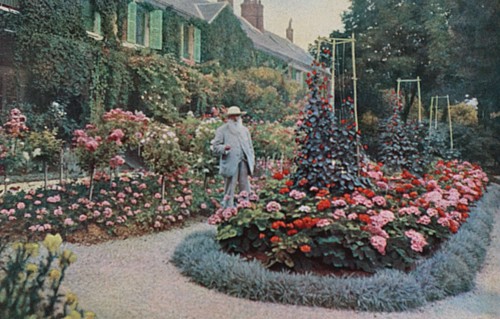 Claude Monet dans le jardin de sa maison de Giverny