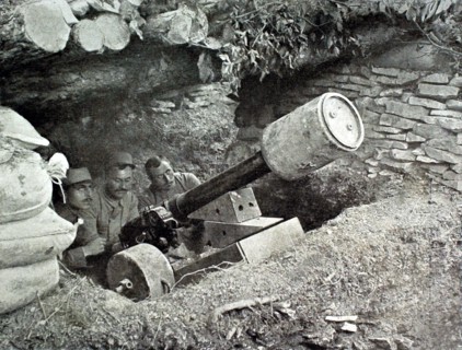 Première Guerre Mondiale. Dans les tranchées, canon de montagne de 80 mm servant de lance-mines (1915)
