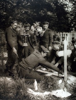 Première Guerre Mondiale. Au cimetière de Nieuport, les fusiliers marins embellissent un tombe