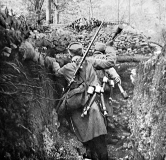 Première Guerre Mondiale. Tranchée de Calonne. Lancement de grenades à main