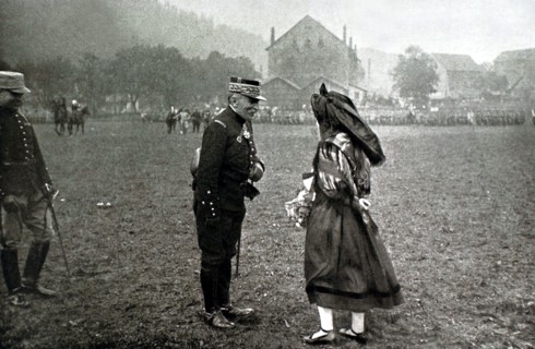 An Alsatian woman giving a bouquet to General Maud'Huy