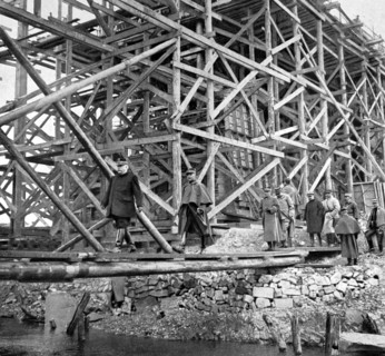 Première Guerre Mondiale. En Lorraine, le général Joffre visite les travaux de reconstruction d'un viaduc