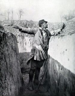 Throwing an explosive rocket into an enemy trench (1915)
(1915)