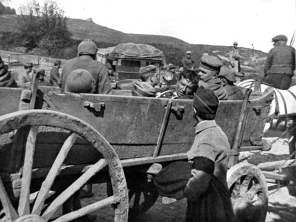 Première Guerre Mondiale. Charrette de prisonniers allemands blessés arrivant à Mont-Saint-Eloi (10 mai 1915)