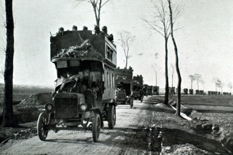 Première Guerre Mondiale.  Un convoi de troupes indiennes sur une route du nord (1915)