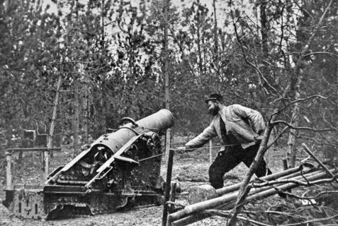 Firing the 220-mm mortar (1915)