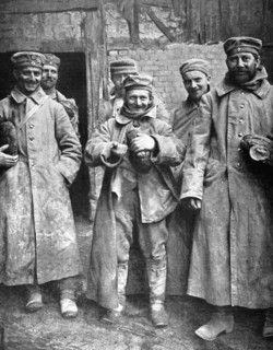 Première Guerre Mondiale. Prisonniers allemands souriants, car ils viennent de recevoir des miches de pain français